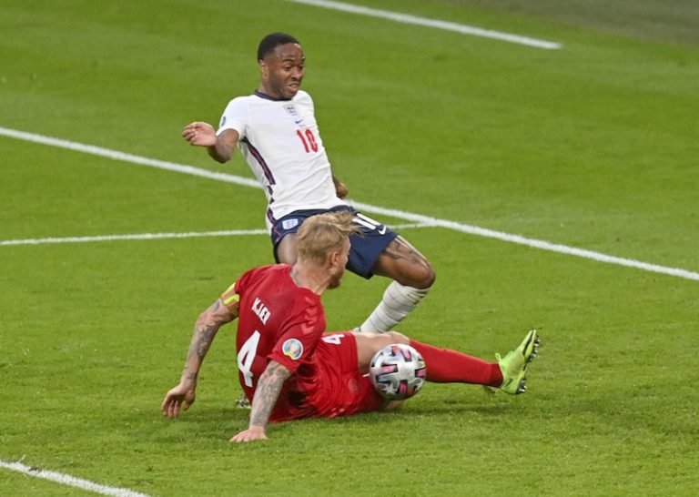 混亂中丹麥隊長不小心把球鏟入自家球門