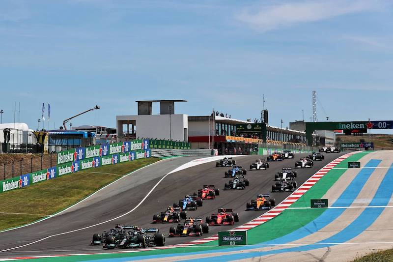 Valtteri Bottas (FIN) Mercedes AMG F1 W12 leads at the start of the race.02.05.2021. Formula 1 World