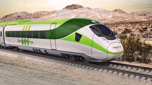 Brightline高速列車在沙漠環境中疾馳